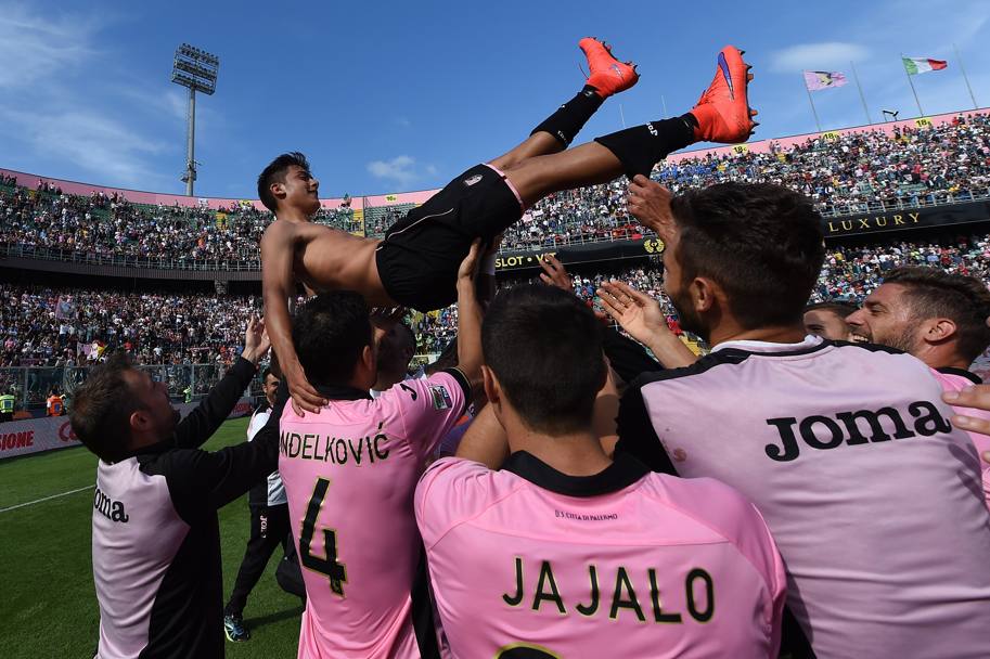 Paulo Dybala saluta Palermo dopo tre splendide stagioni. Al termine della fida con la Fiorentina, il momento del commiato visto che il 22enne argentino il prossimo anno giocherà nelle file della Juventus (Getty Images)